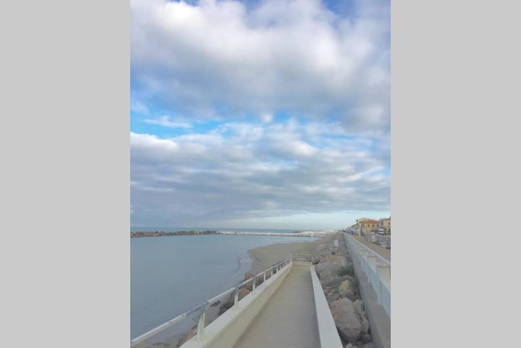 Bilocale Sul Mare Lägenhet Marina Di Pisa Exteriör bild